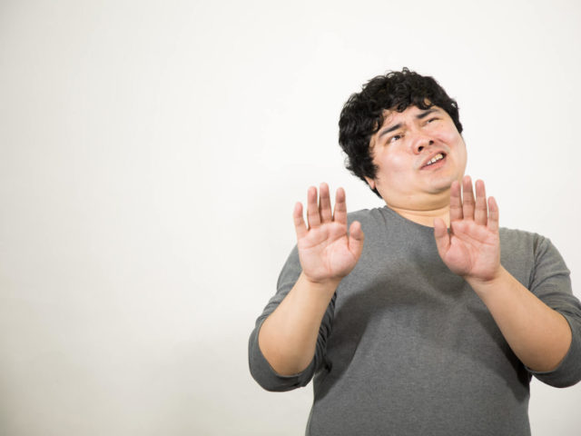 嫌がる男性